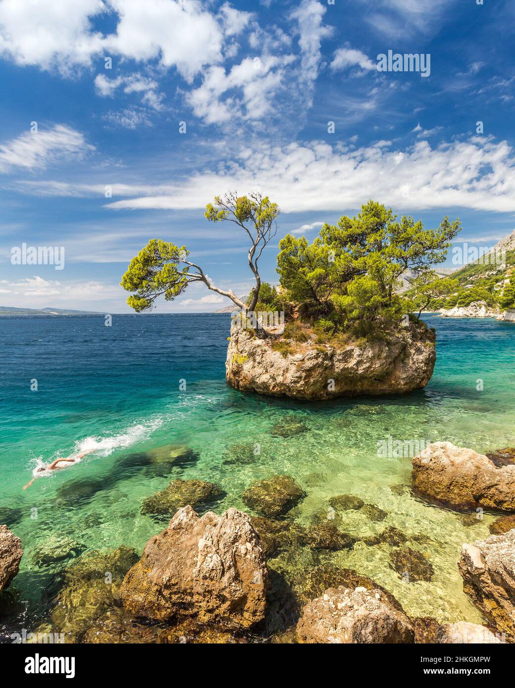 Nuotatore a una roccia Brela in Croazia, Europa Foto Stock
