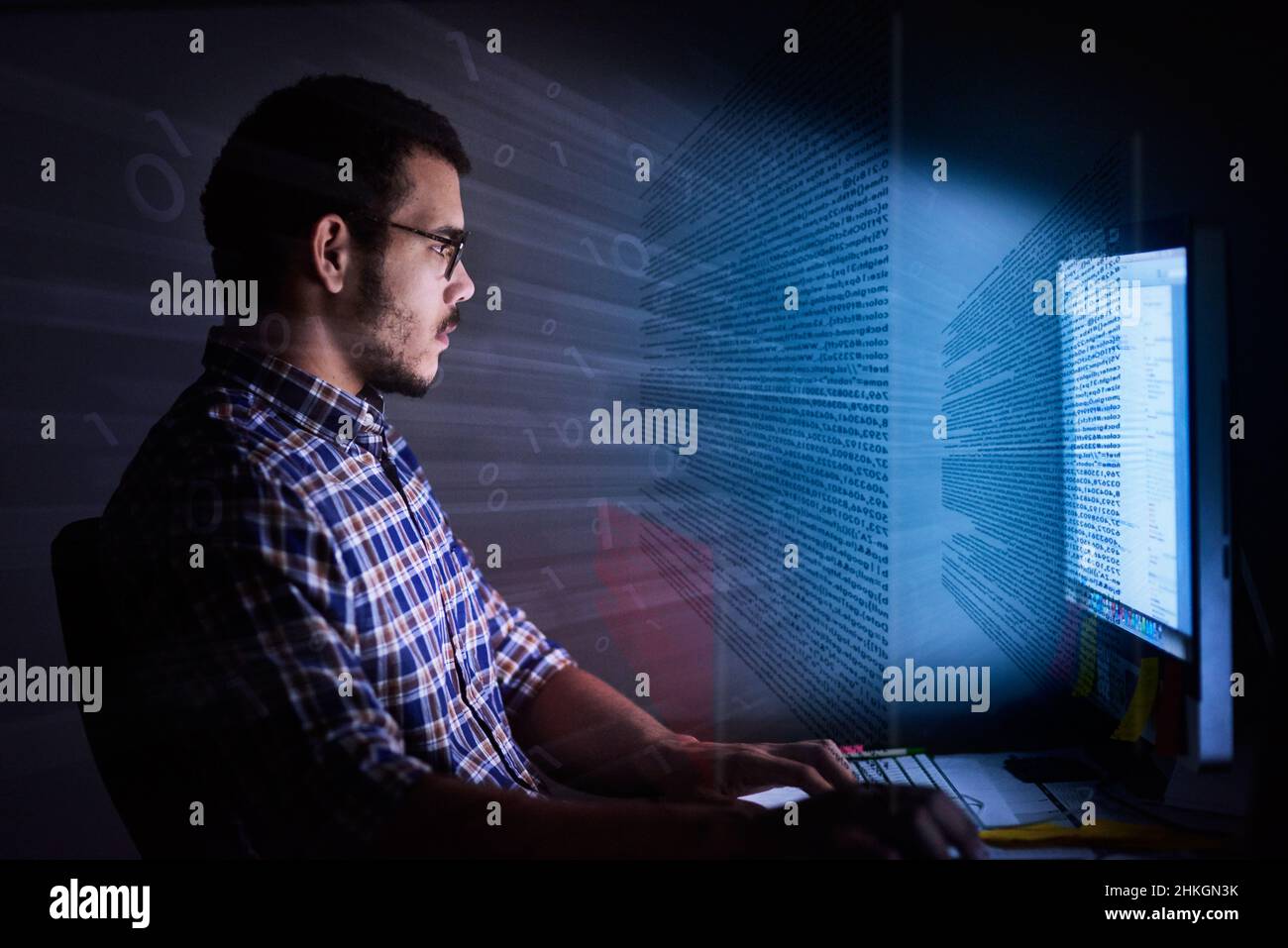 Pronto, impostato, codice. Scatto ritagliato di un giovane programmatore di computer che guarda attraverso i dati. Foto Stock