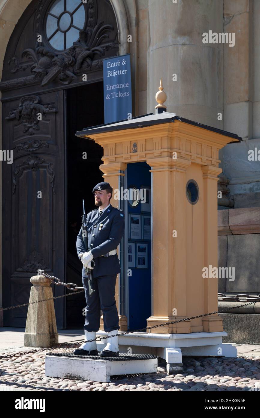 Stoccolma, Svezia - Giugno 22 2019: Soldato delle truppe del Servizio militare Svedese alla sua cassa di sicurezza che custodisce l'ingresso del palazzo reale. Foto Stock