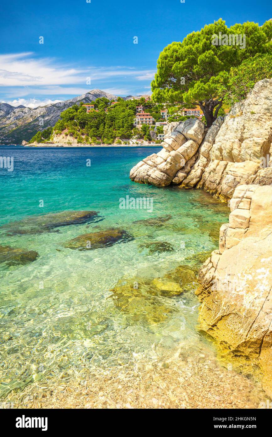 Costa rocciosa del Mare Adriatico nella località di Brela in Croazia, Europa. Foto Stock