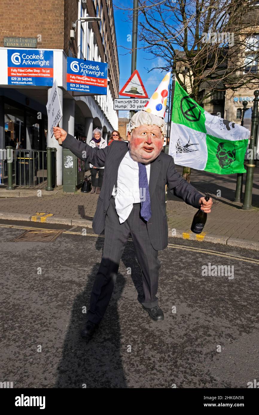 Boris Johnson clown pupazzo caricatura indossare maschera Downing Street estinzione Rebellion protesta contro Barclays Bank Galles UK 4th 4 Febbraio 2022 UK Foto Stock