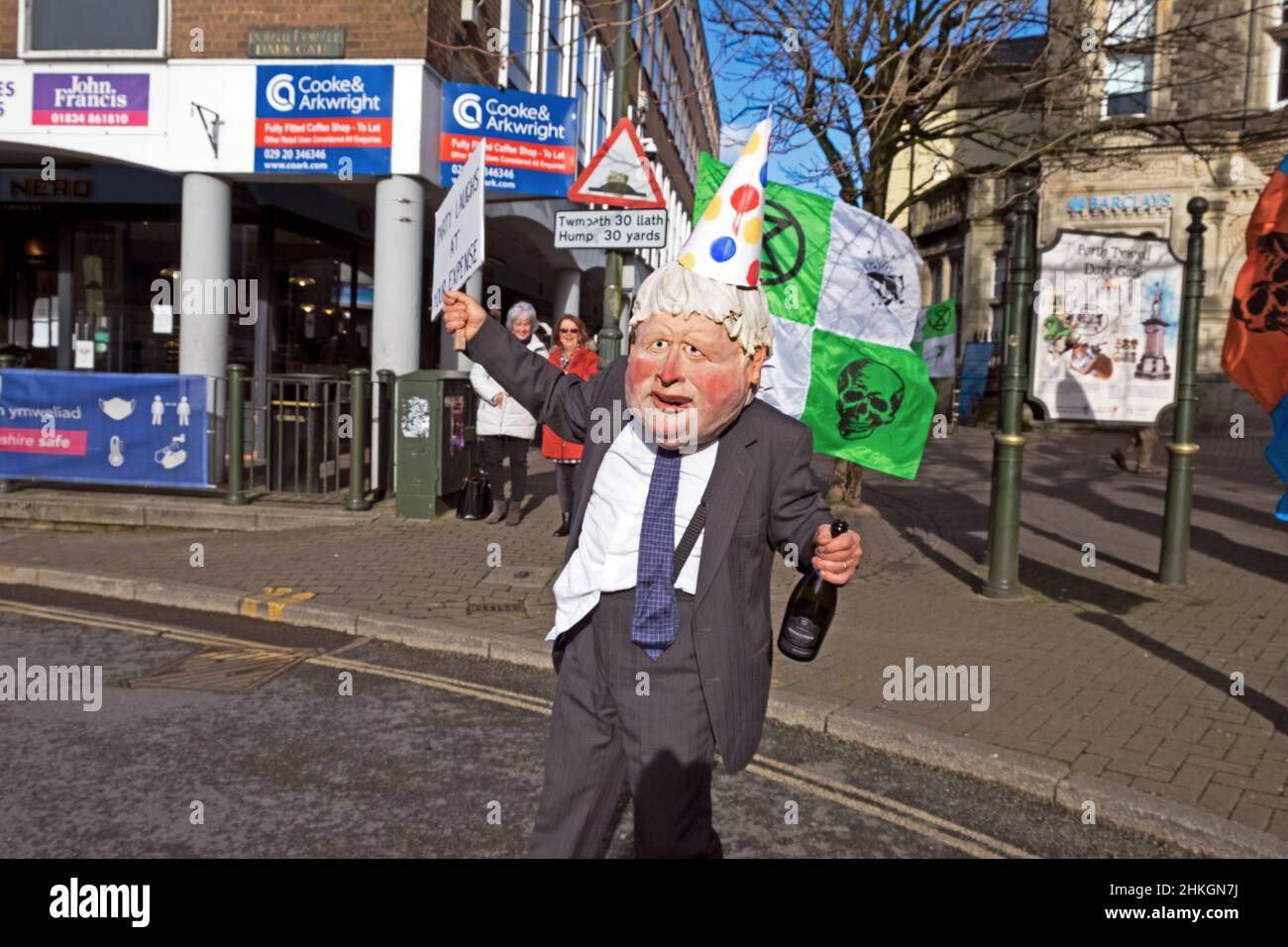 Boris Johnson clown pupazzo caricatura indossare maschera Downing Street estinzione Rebellion protesta contro Barclays Bank Galles UK 4th 4 Febbraio 2022 UK Foto Stock