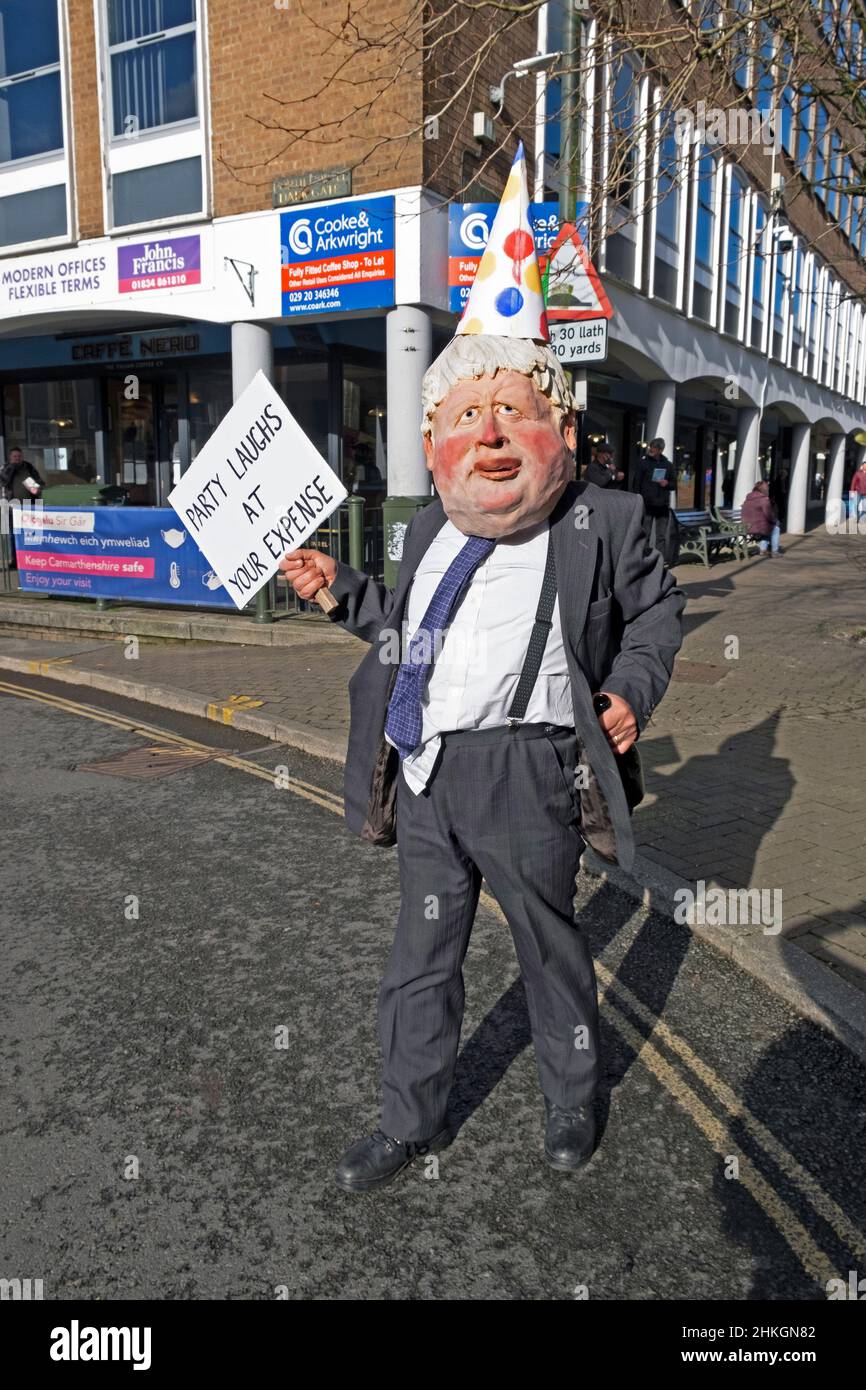 Boris Johnson pupazzo di caricatura indossare maschera all'esterno in via Carmarthen parte di estinzione Rebellion protesta contro Barclays Bank 4 Febbraio 2022 UK Foto Stock