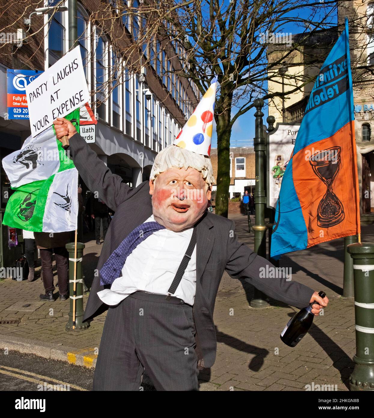 Boris Johnson clown pupazzo caricatura indossare maschera fuori in via Carmarthen estinzione Rebellion protesta contro Barclays Bank 4th 4 Febbraio 2022 UK Foto Stock