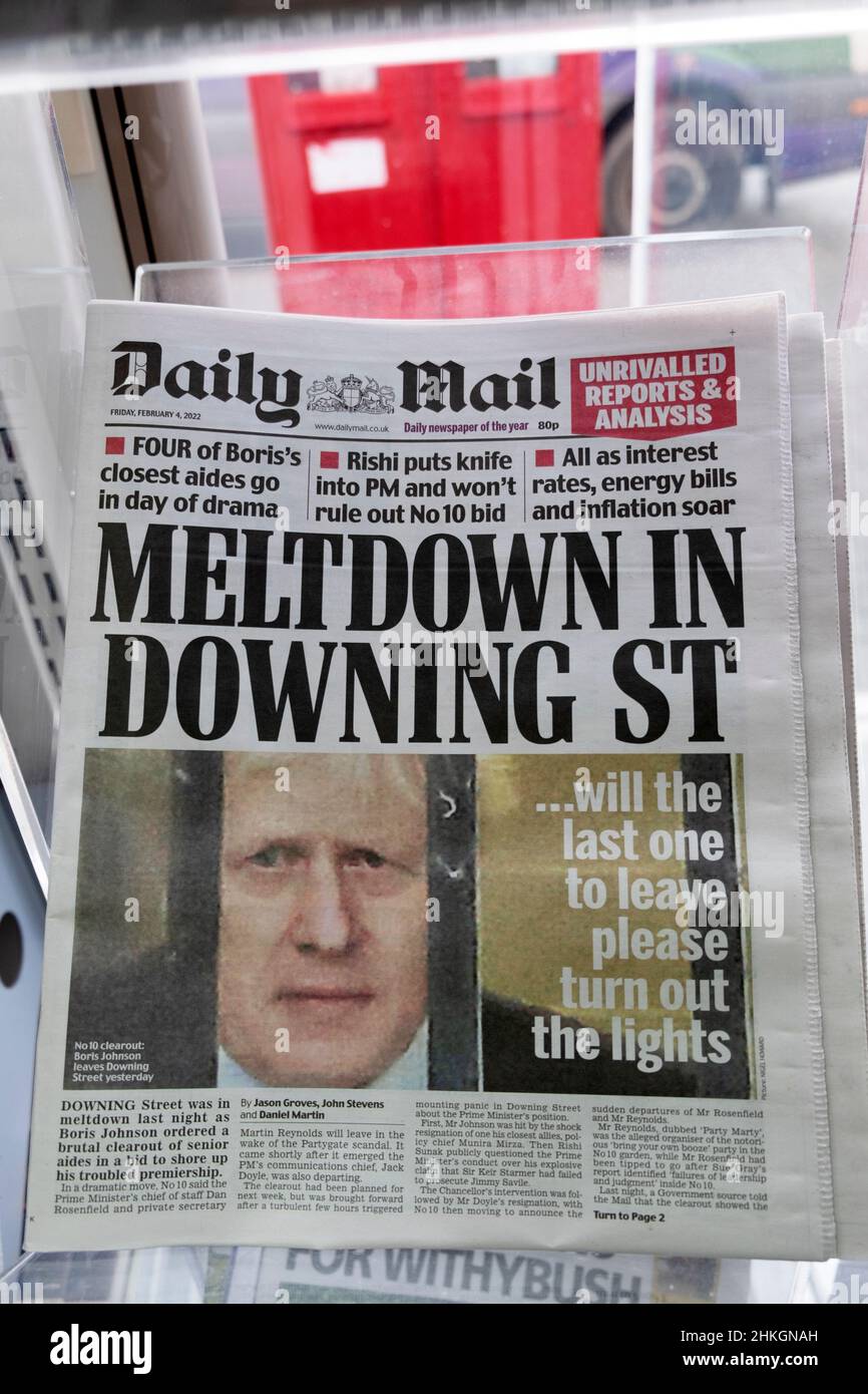 Pagina iniziale del titolo del quotidiano della posta quotidiana il 4 febbraio 2022 Boris Johnson government 'Meltdown in Downing Street' su edicola London England UK Foto Stock