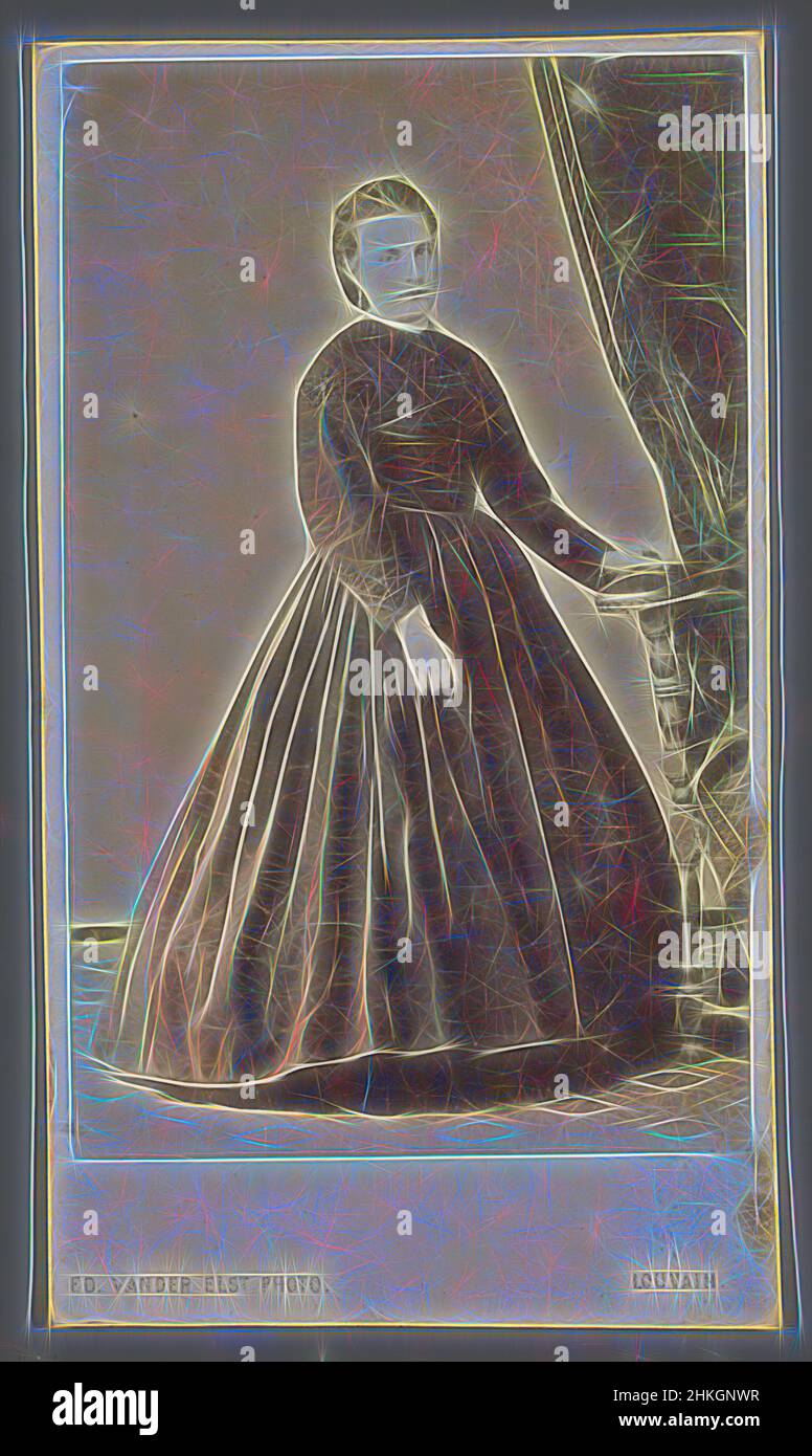 Ispirato da Ritratto di una donna sconosciuta, Edouard van der Elst, Lovanio, 1860 - 1869, carta, stampa albume, Altezza 103 mm x larghezza 58 mm, reinventata da Artotop. L'arte classica reinventata con un tocco moderno. Design di calda e allegra luminosità e di raggi di luce. La fotografia si ispira al surrealismo e al futurismo, abbracciando l'energia dinamica della tecnologia moderna, del movimento, della velocità e rivoluzionando la cultura Foto Stock