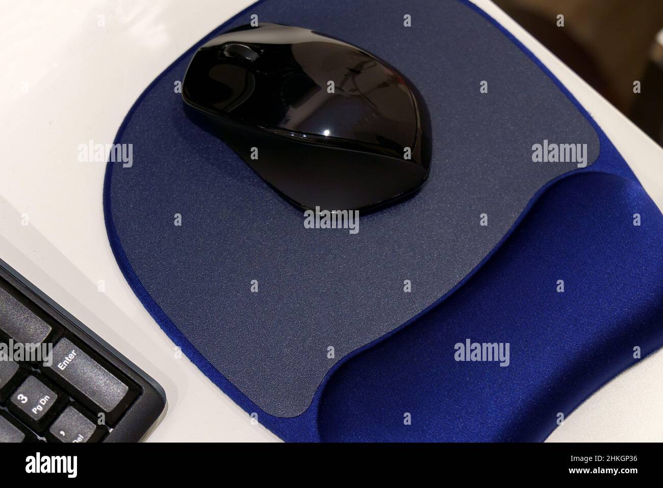 Tappetino per mouse con supporto in gel di silicone per computer desktop. Messa a fuoco selettiva Foto Stock