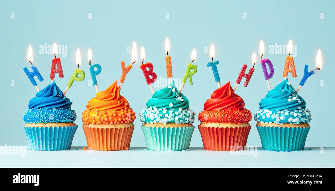 Tortini di compleanno blu e arancio ortografia buon compleanno Foto Stock