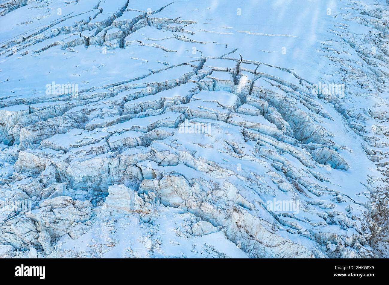 Scatto aereo del letto di roccia ghiacciata sparso sulla cima del Monte Bianco Foto Stock