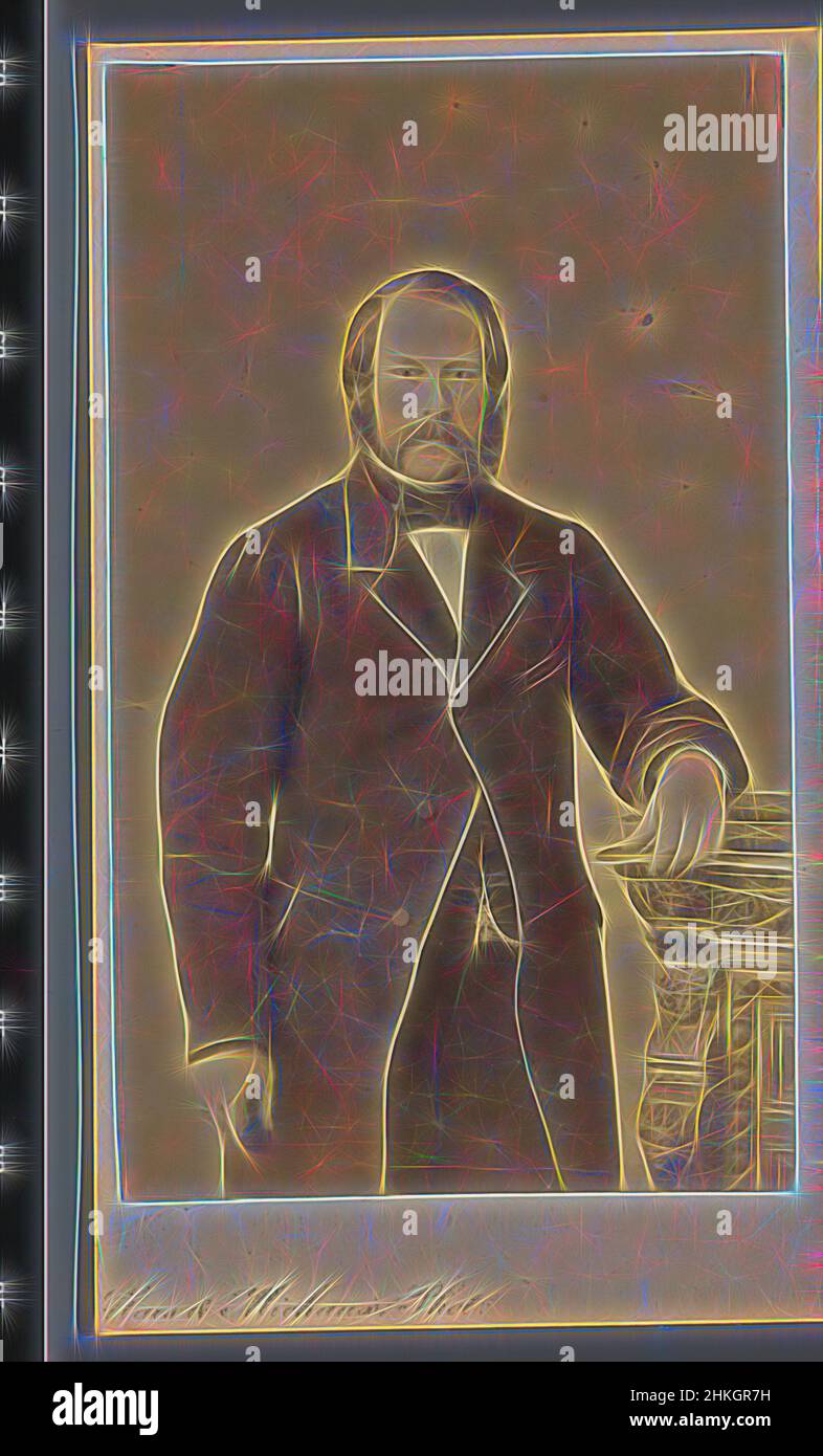 Ispirato dal Ritratto di un uomo sconosciuto, Maes & Michaux, Bruxelles, 1862 - 1863, carta, Stampa albume, altezza 104 mm x larghezza 59 mm, reinventata da Artotop. L'arte classica reinventata con un tocco moderno. Design di calda e allegra luminosità e di raggi di luce. La fotografia si ispira al surrealismo e al futurismo, abbracciando l'energia dinamica della tecnologia moderna, del movimento, della velocità e rivoluzionando la cultura Foto Stock