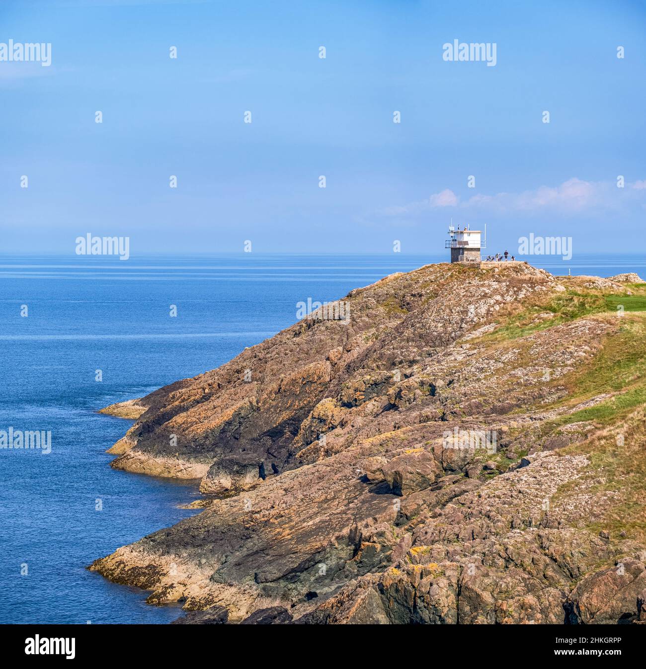 La Stazione Nazionale di Porthdinllaen dell'Istituto di orologi costieri arroccato sulle scogliere alla fine della penisola di Porth Dinllaen, Galles Foto Stock