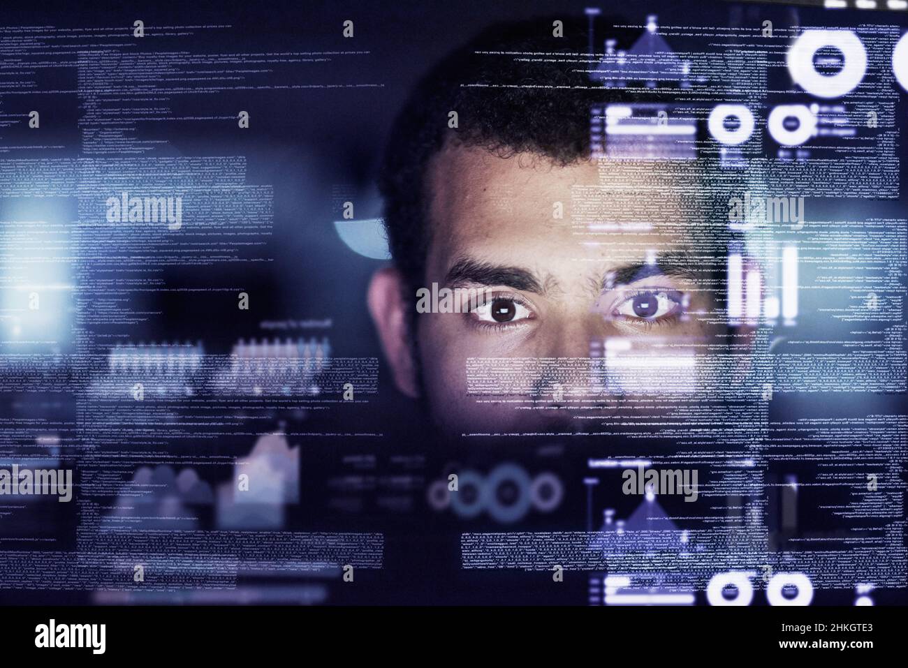 Approfondire il codice. Scatto ritagliato di un giovane programmatore di computer che guarda attraverso i dati. Foto Stock