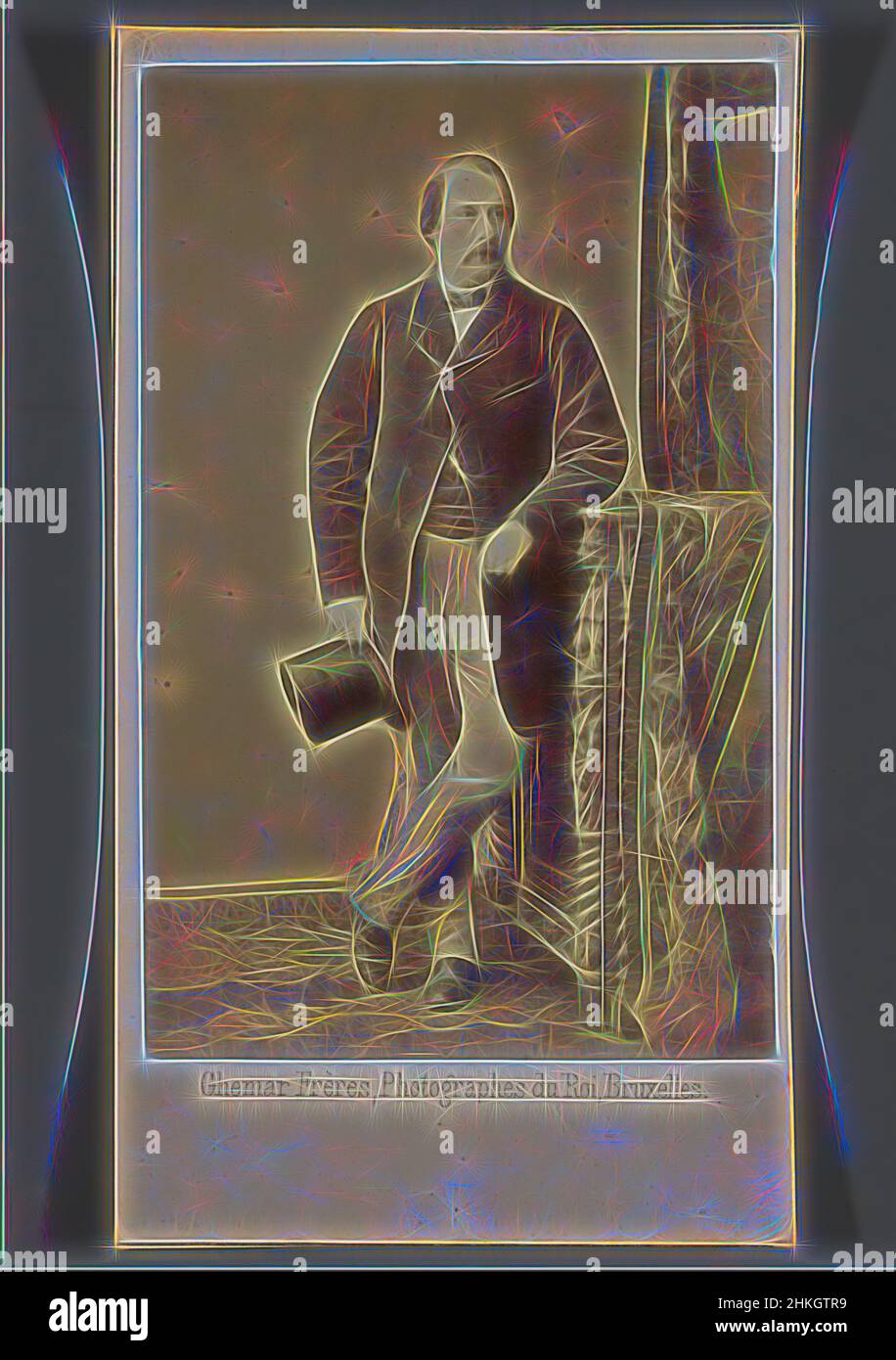 Ispirato dal Ritratto di un uomo sconosciuto, Ghémar Frères, Bruxelles, 1859-1894, carta, Stampa albume, altezza 107 mm x larghezza 59 mm, reinventata da Artotop. L'arte classica reinventata con un tocco moderno. Design di calda e allegra luminosità e di raggi di luce. La fotografia si ispira al surrealismo e al futurismo, abbracciando l'energia dinamica della tecnologia moderna, del movimento, della velocità e rivoluzionando la cultura Foto Stock