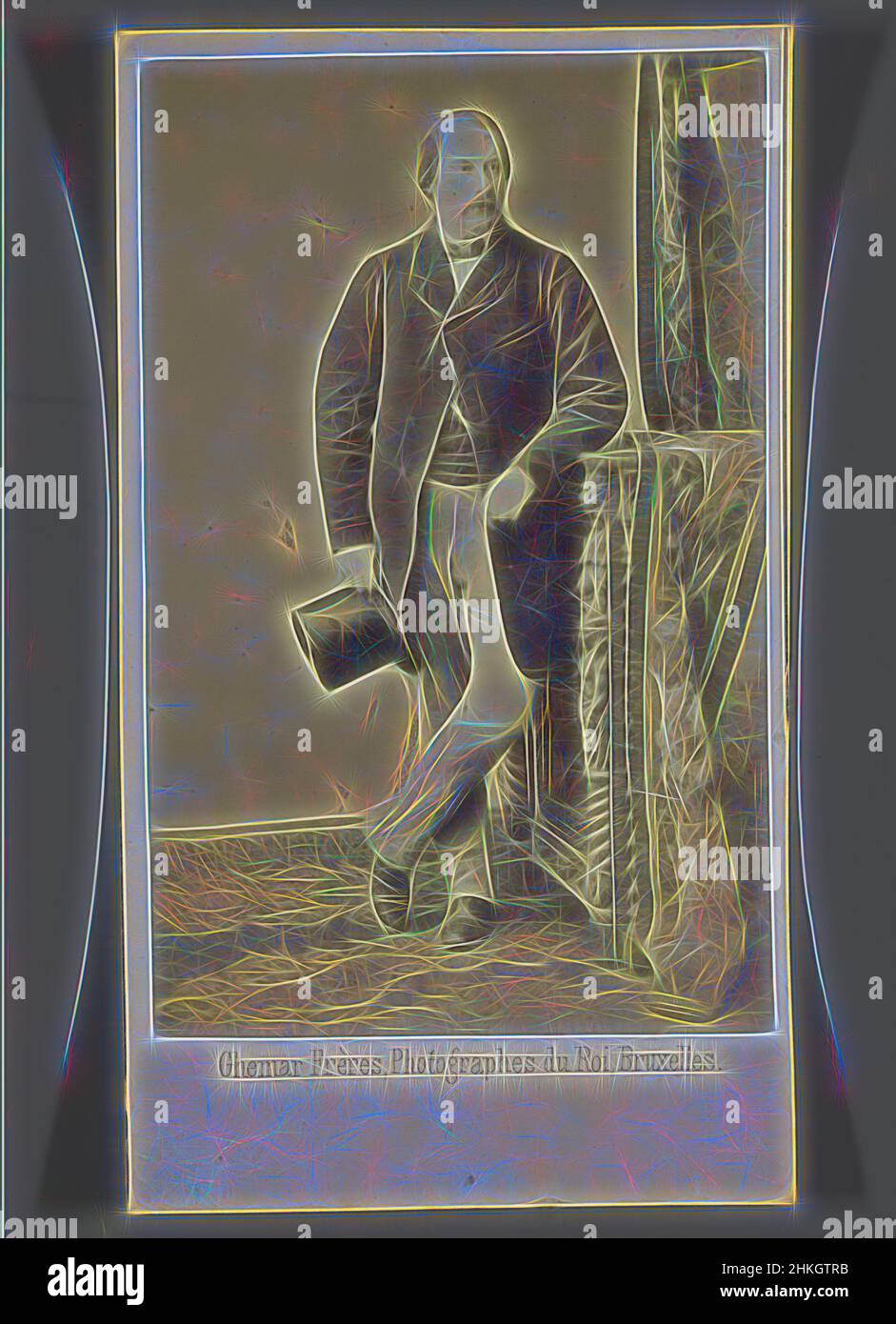 Ispirato dal Ritratto di un uomo sconosciuto, Ghémar Frères, Bruxelles, 1859-1894, carta, Stampa albume, altezza 105 mm x larghezza 59 mm, reinventata da Artotop. L'arte classica reinventata con un tocco moderno. Design di calda e allegra luminosità e di raggi di luce. La fotografia si ispira al surrealismo e al futurismo, abbracciando l'energia dinamica della tecnologia moderna, del movimento, della velocità e rivoluzionando la cultura Foto Stock