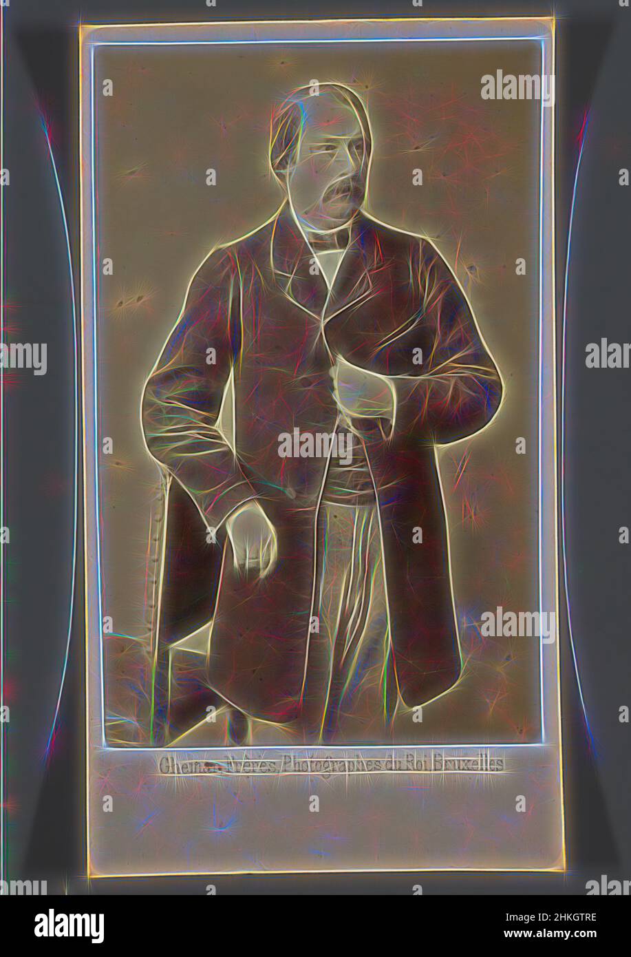 Ispirato dal Ritratto di un uomo sconosciuto, Ghémar Frères, Bruxelles, 1859-1894, carta, Stampa albume, altezza 106 mm x larghezza 59 mm, reinventata da Artotop. L'arte classica reinventata con un tocco moderno. Design di calda e allegra luminosità e di raggi di luce. La fotografia si ispira al surrealismo e al futurismo, abbracciando l'energia dinamica della tecnologia moderna, del movimento, della velocità e rivoluzionando la cultura Foto Stock