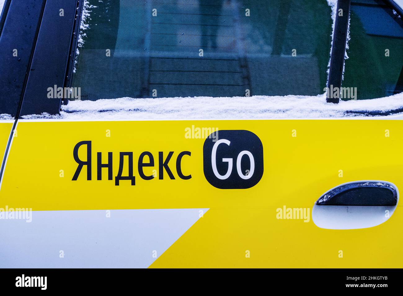Il logo dell'applicazione Yandex.Go (in russo: Yandex.Go) sulla porta della cabina è un'azienda internazionale che gestisce un'attività di aggregazione di cabine Foto Stock