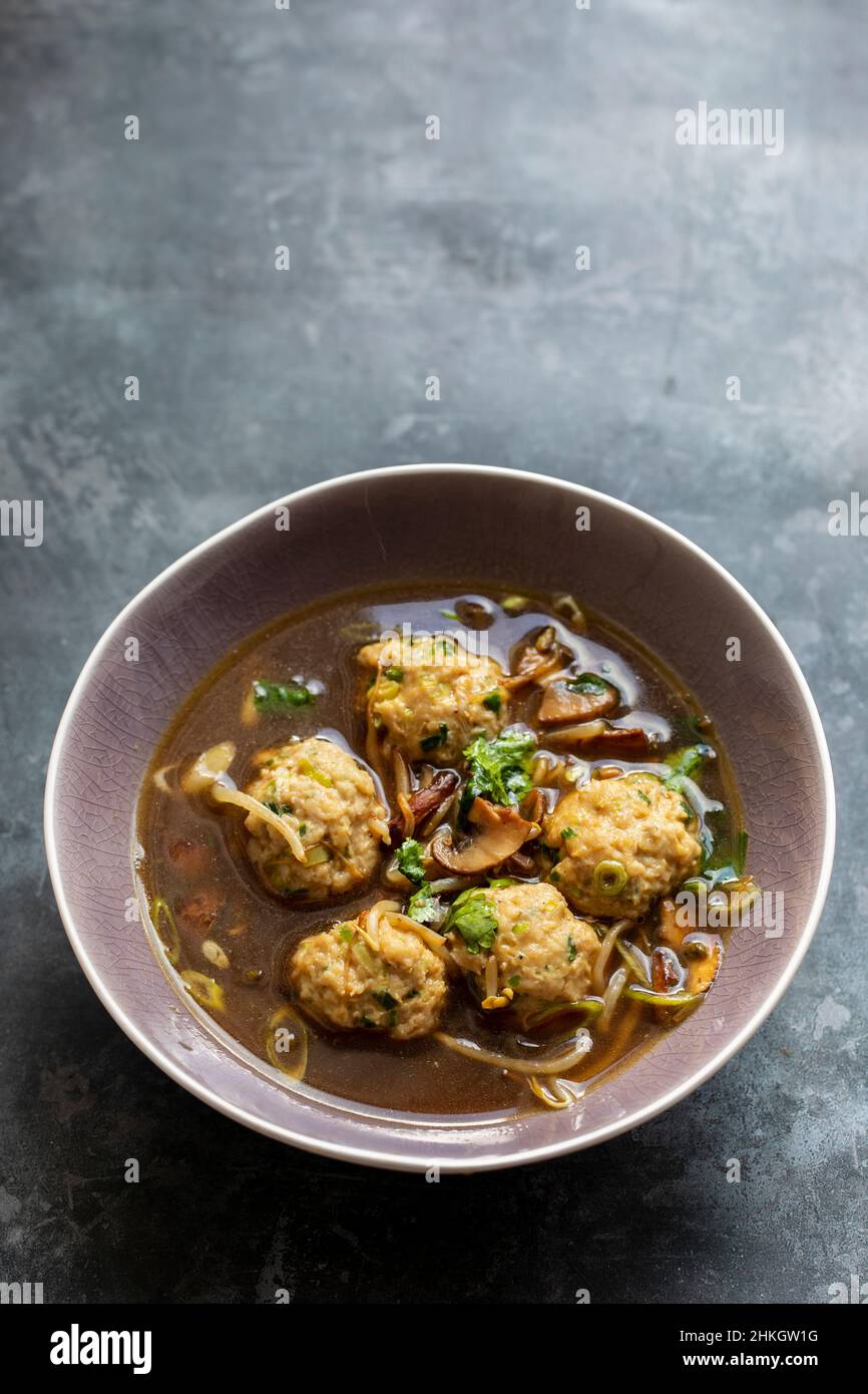 Brodo di anatra Hoisin con gnocchi di pollo Foto Stock