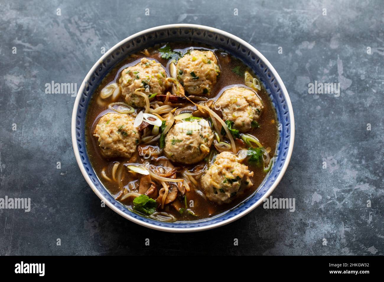 Brodo di anatra Hoisin con gnocchi di pollo Foto Stock