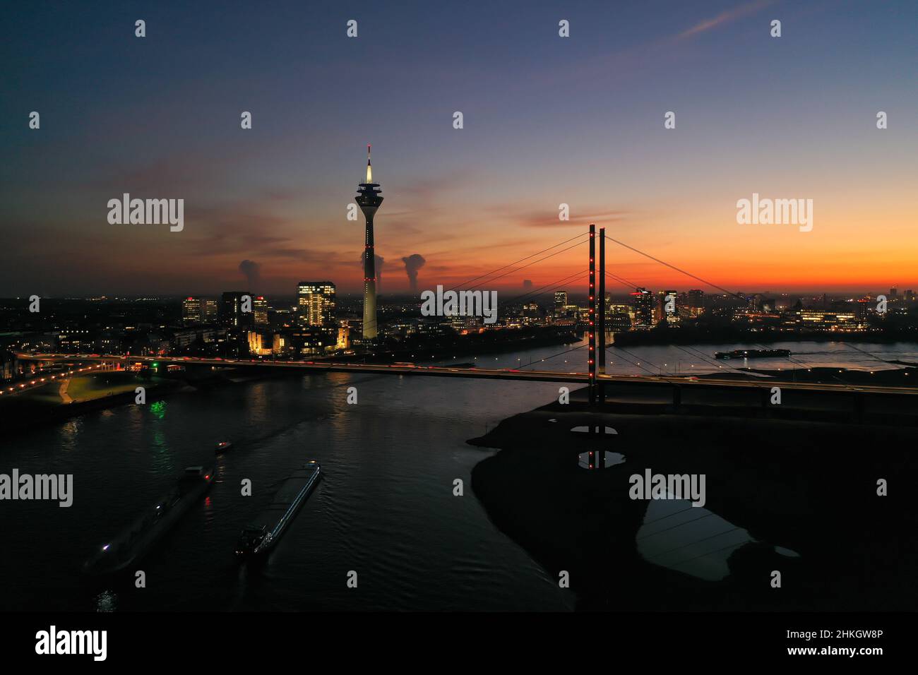 Vista panoramica su Düsseldorf, sul Reno e sul porto Foto Stock