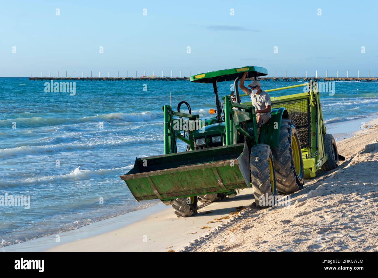 Pulizia della spiaggia a Playa del Carmen, Messico Foto Stock