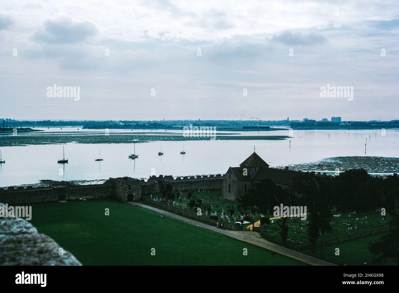 Portchester Castle - fortezza romana meglio conservata situata a 4 miglia, 6 km a nord-ovest di Portsmouth. Muro romano e chiesa parrocchiale. Scansione di archivio da un vetrino. Agosto 1965. Foto Stock