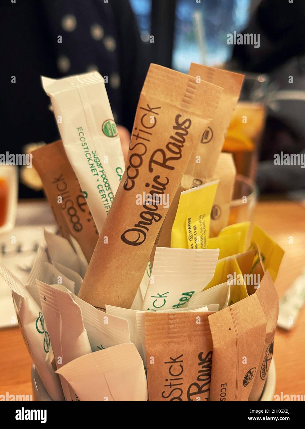 Pacchetti di zucchero EcoStick su un tavolo da ristorante, USA 2022 Foto Stock