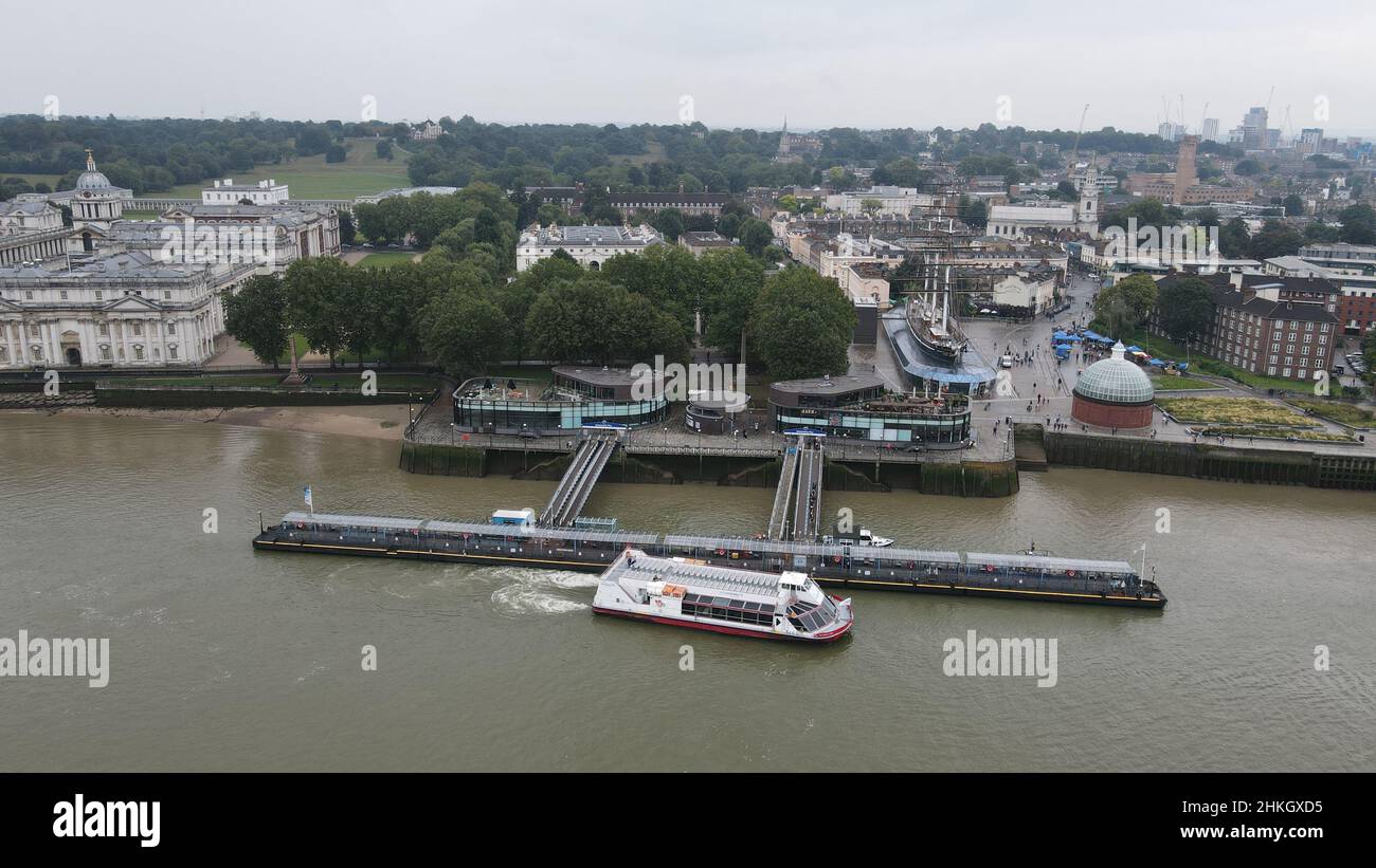 Attracco per imbarcazioni da diporto al molo di Greewich cutty sark sullo sfondo vista aerea del drone 2021 Foto Stock