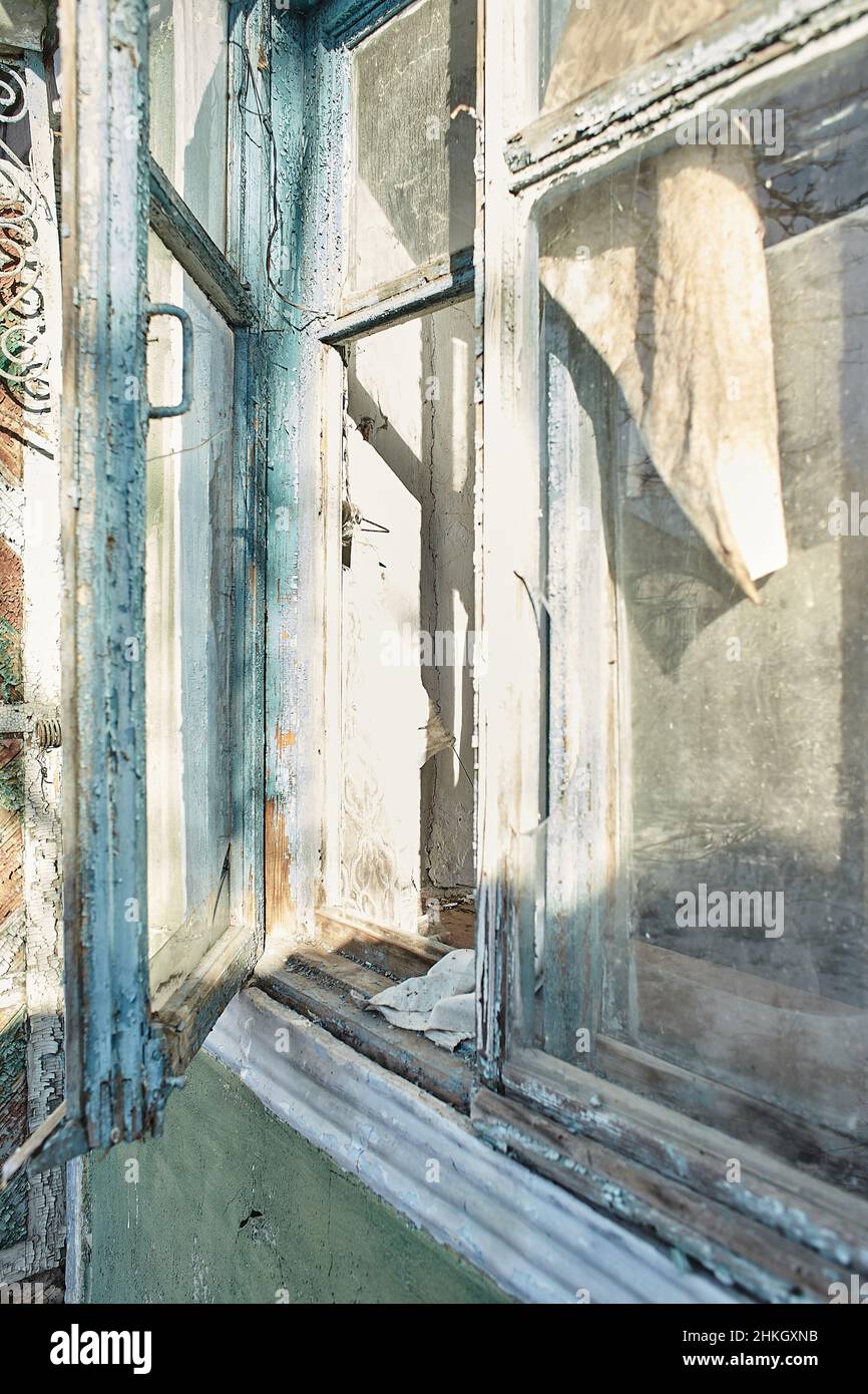 Vecchia finestra con tela di ciottoli in vecchio cortile abbandonato. Vista dall'interno Foto Stock