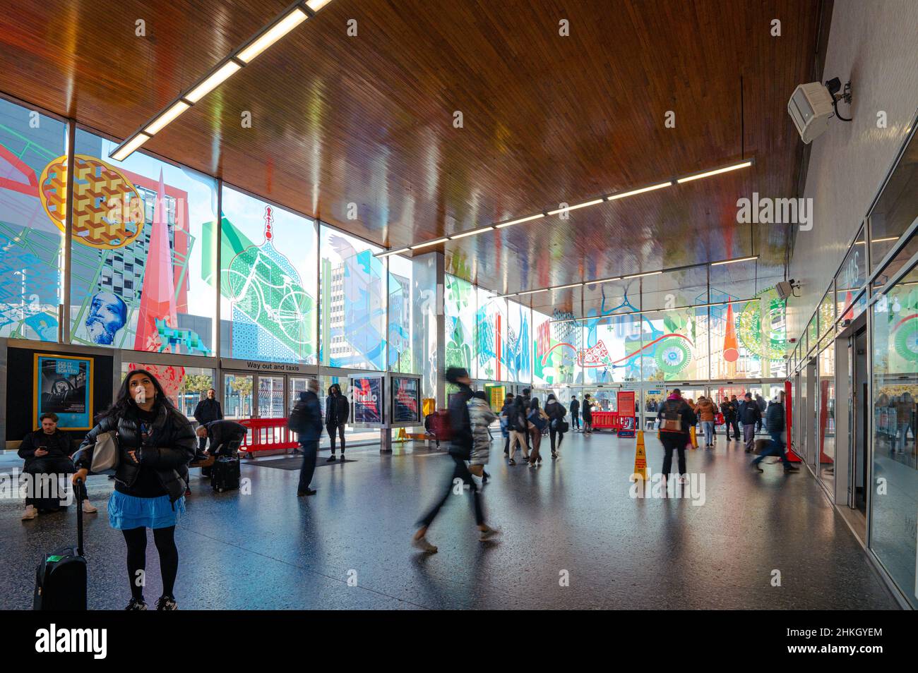 Il terminal principale e l'atrio della stazione ferroviaria di Coventry. L'opera d'arte sulle finestre è opera dell'artista Christopher Tipping. Foto Stock