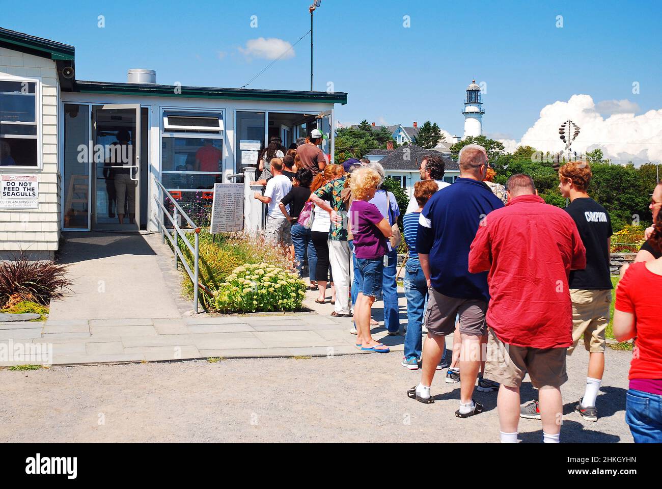 Una lunga fila si forma all'ora di pranzo ad un aragosta Shack a Cape Elizabeth, Maine Foto Stock