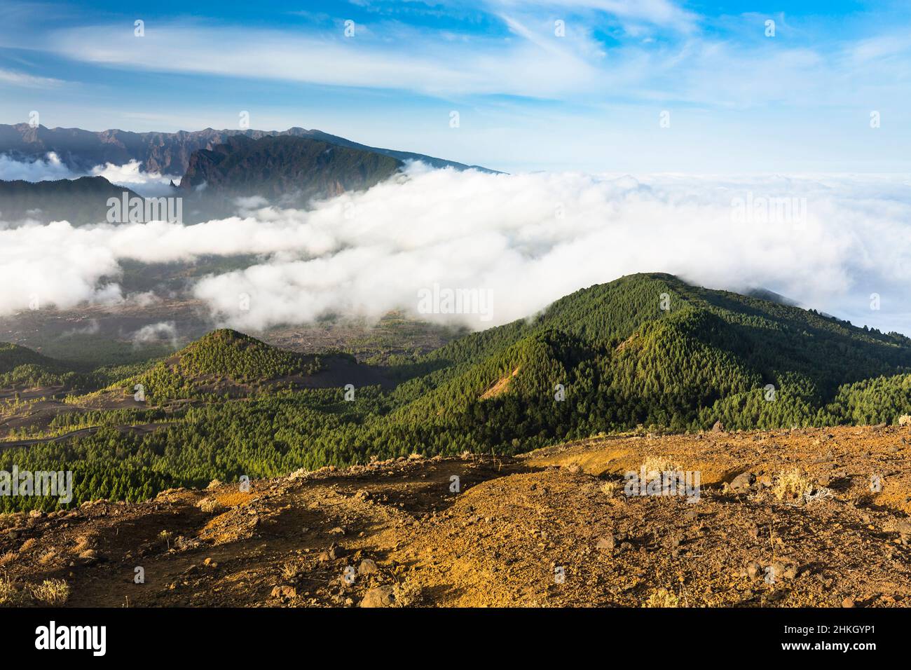 Sera vista sulle montagne di La Palma con il commercio nubi vento passando al di sopra di La Cumbre Nueva. Visto dalla cima del vulcano Birigoyo. Foto Stock