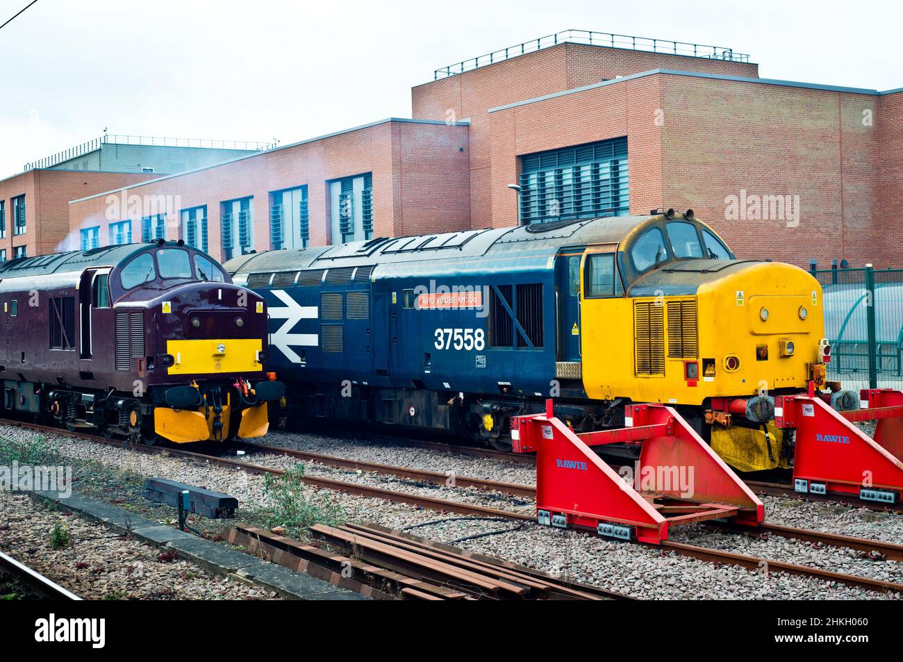 West Coast Class 37 e Large Log BR Class 37 No 37558 Avro Vullcan XH 558 stabled at York Railway Station, England Foto Stock