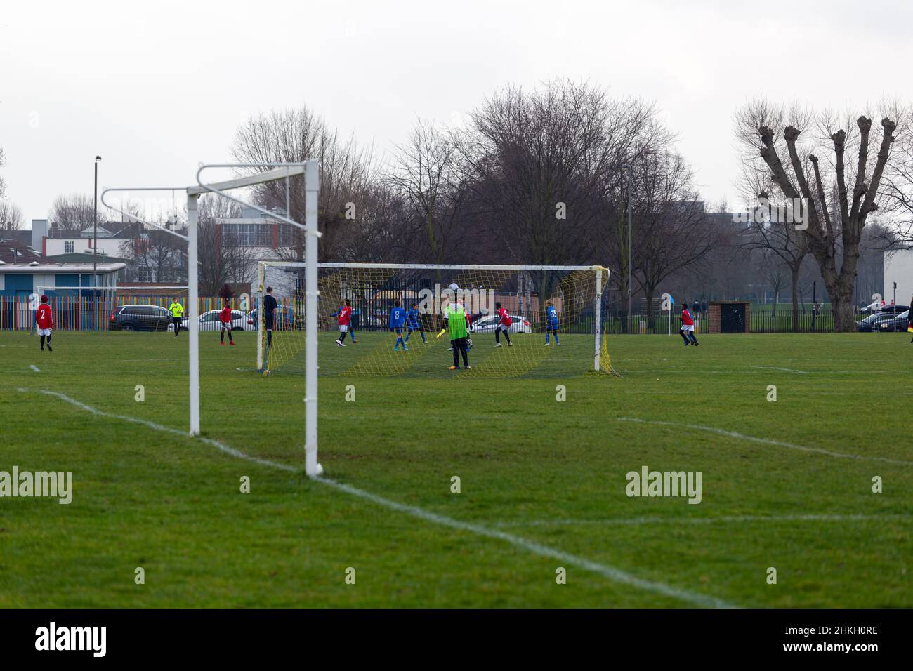 Partita di calcio giovanile sui campi da gioco del King George's Park. Wandsworth, Londra, Regno Unito Foto Stock