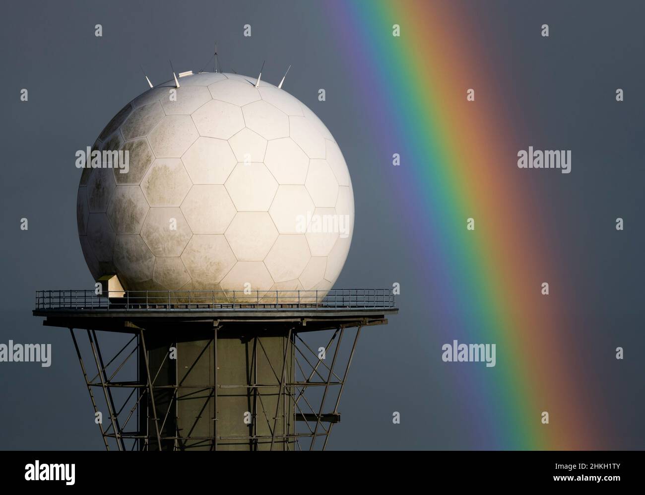 Una cupola radar su Titterstone Clee Hill, Shropshire. Foto Stock