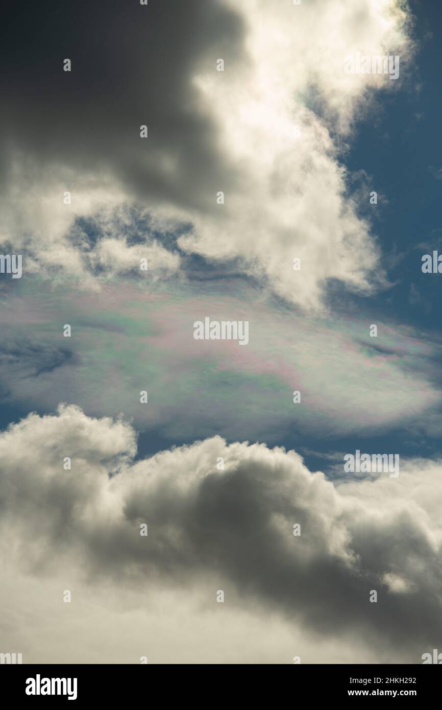 vari colori nella nuvola nel cielo blu tra le nuvole bianche blues rosa e verde sole riflessione in nuvole nel cielo blu effetto atmosferico guardando sopra Foto Stock