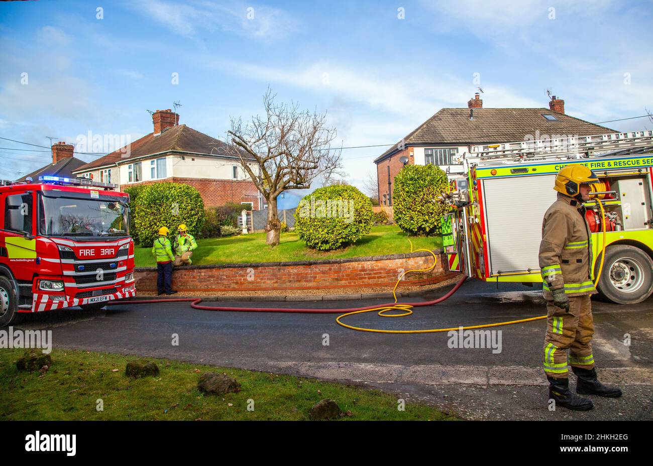 Vigili del fuoco Cheshire e recue servizio che assiste un giardino capannone fuoco Foto Stock