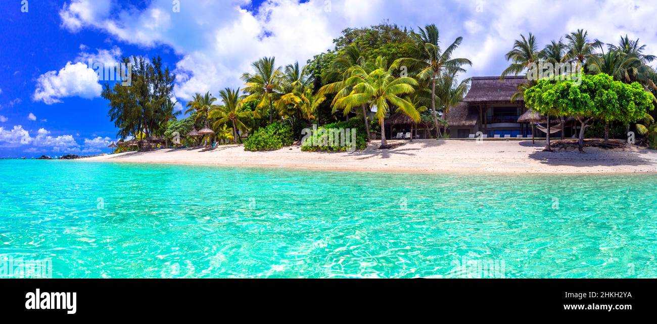 Perfetta vacanza tropicale, idilliaco scenario di spiaggia. Le Morne, isola di Mauritius Foto Stock