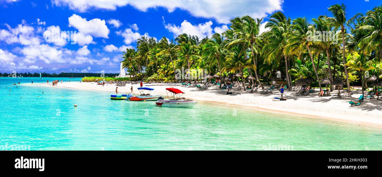 Idilliaca spiaggia tropicale di sabbia bianca Trou aux biches con mare turchese. Vacanze isola Mauritius Foto Stock