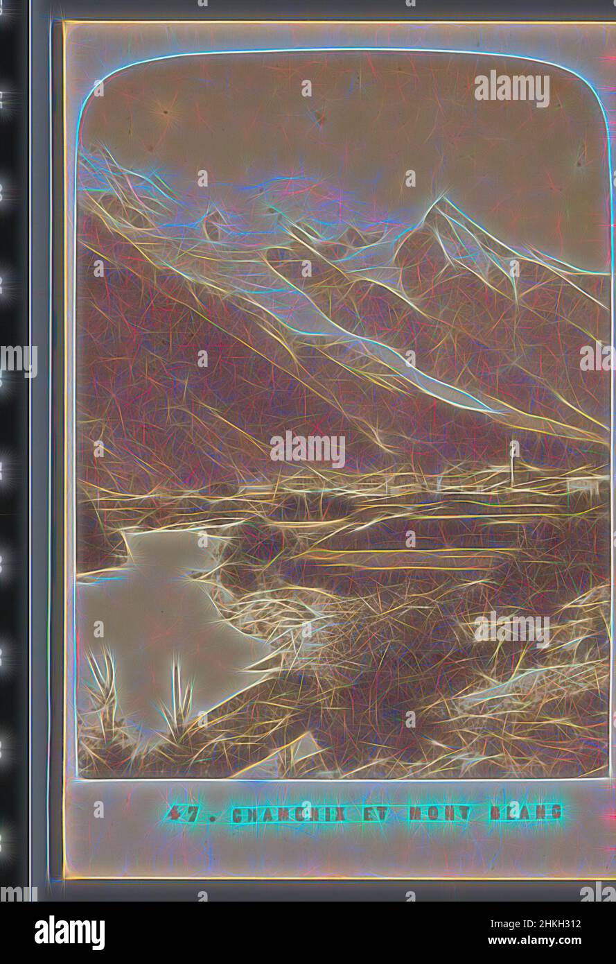 Ispirato dalla vista del villaggio di Chamonix con il Monte Bianco dietro di esso, Francia, Chamonix et Mont Blanc, Chamonix, 1855 - 1885, carta, stampa albume, Altezza 101 mm x larghezza 66 mm, reinventata da Artotop. L'arte classica reinventata con un tocco moderno. Design di calda e allegra luminosità e di raggi di luce. La fotografia si ispira al surrealismo e al futurismo, abbracciando l'energia dinamica della tecnologia moderna, del movimento, della velocità e rivoluzionando la cultura Foto Stock