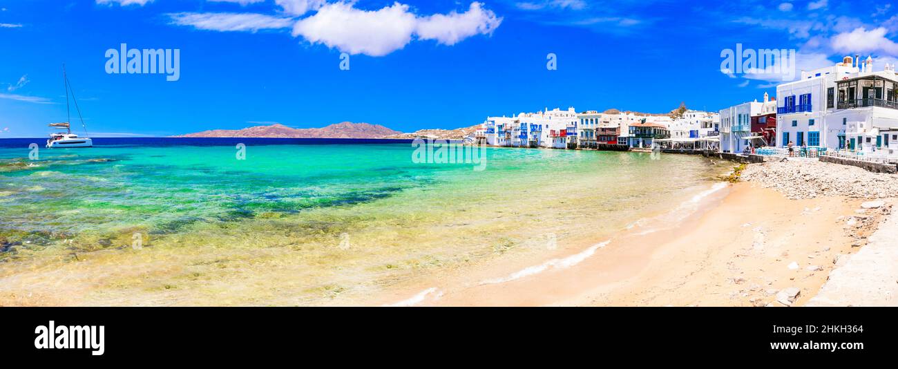 Grecia viaggi. Isola di lusso Mykonos. Ristoranti e bar sulla spiaggia a 'Little Venice', popolare destinazione turistica. Vacanze estive greche, C. Foto Stock