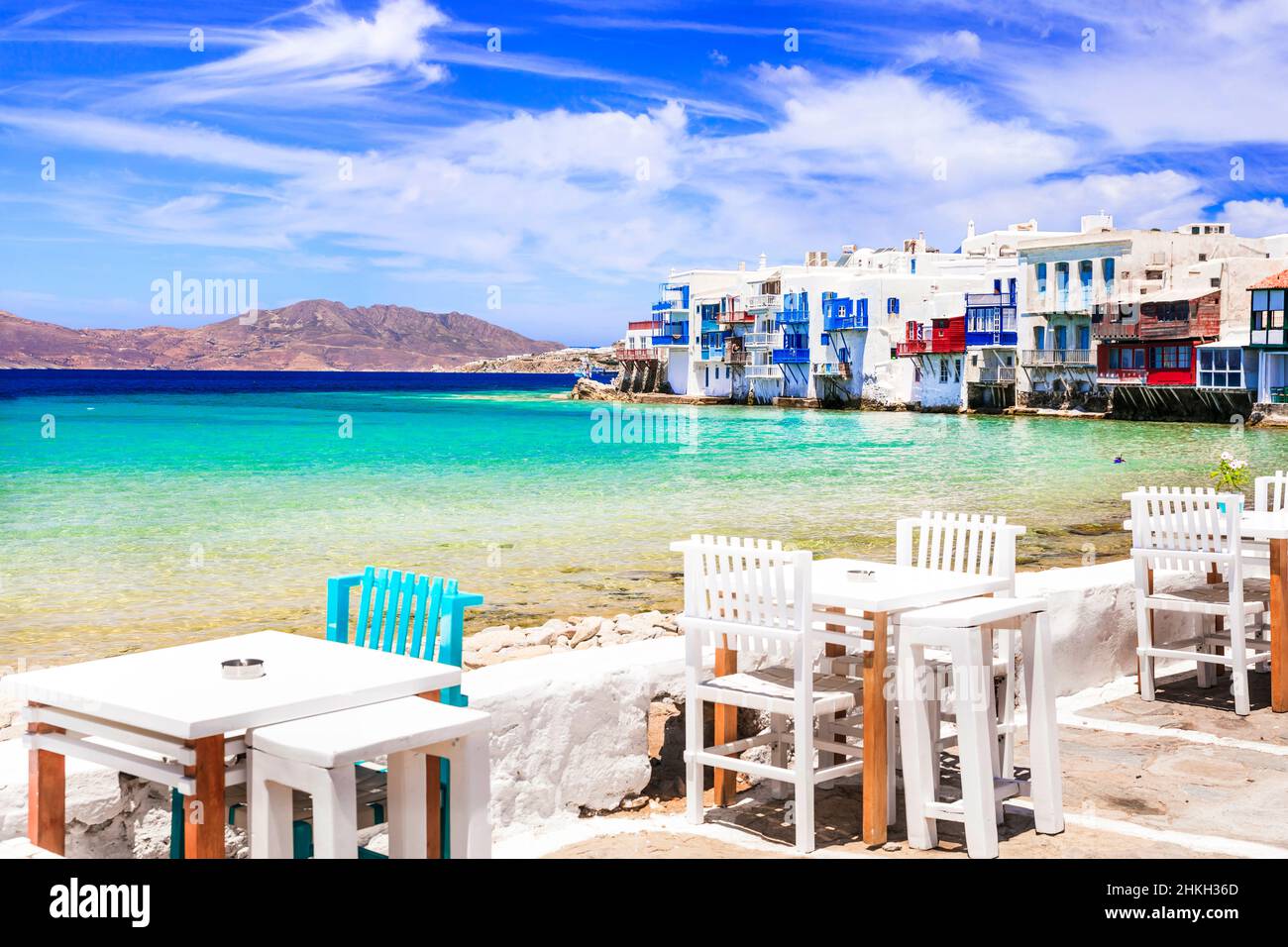 Grecia viaggi. Isola di lusso Mykonos. Ristoranti sul mare in 'piccola Venezia', popolare destinazione turistica. Vacanze estive greche, Cicladi Foto Stock