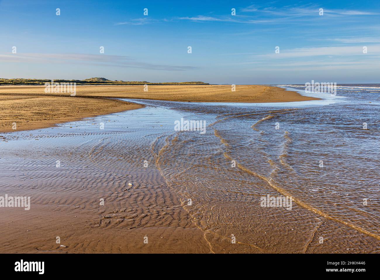 La marea entrante a Holkham Bayon la costa nord del Norfolk, Inghilterra Foto Stock
