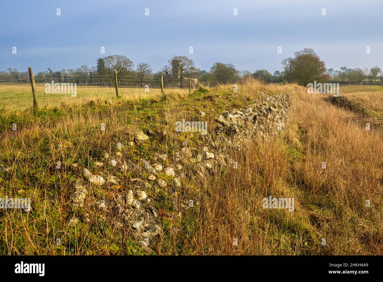 Lungo la rovinata parete difensiva di Venta Icenorum, il sito della capitale romana di Norfolk, Inghilterra Foto Stock