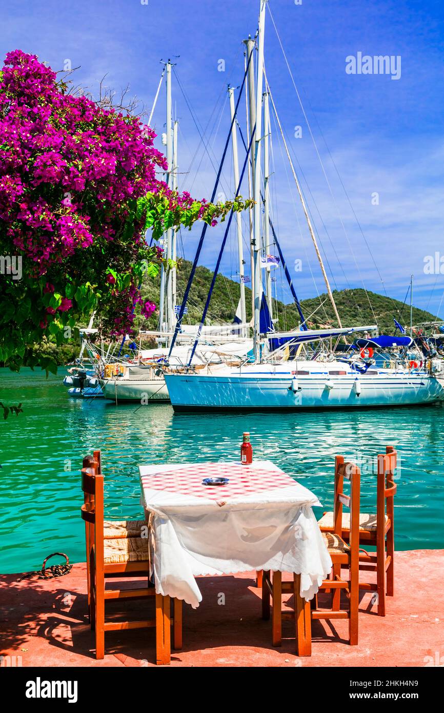 Ristoranti tradizionali greci (taverne) sul mare. Villaggio di pescatori di Sivota nell'isola di Lefkada. Grecia, Isole IONIE Foto Stock