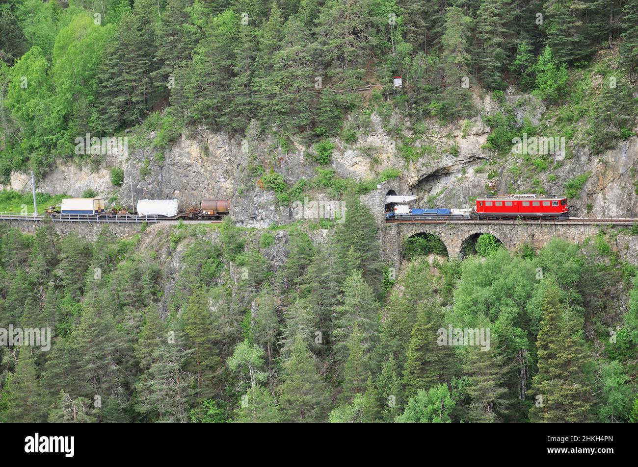 Il treno merci va da Chur a St. Moritz. Alpi svizzere. Foto Stock