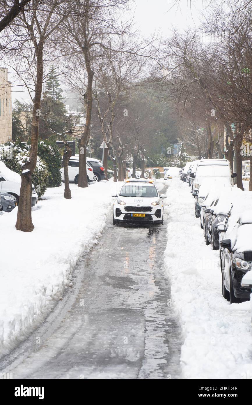 Mevasseret Zion, Israele - 27th gennaio 2022: Pattugliata della polizia cittadina in una strada coperta di neve, dopo una rara tempesta di neve nei monti della Giudea. Foto Stock