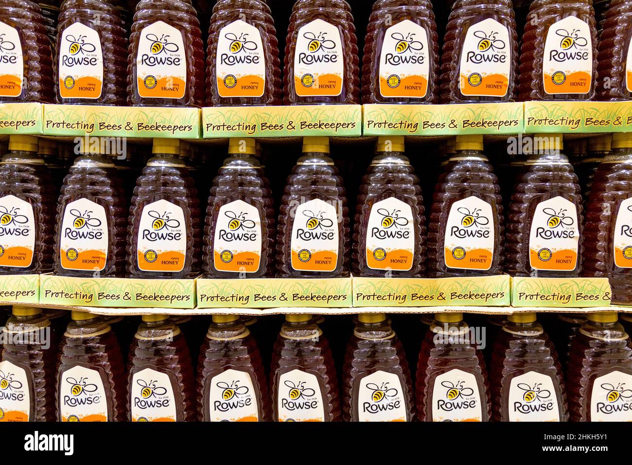 Bottiglie di miele runny Rowse in un supermercato Foto Stock