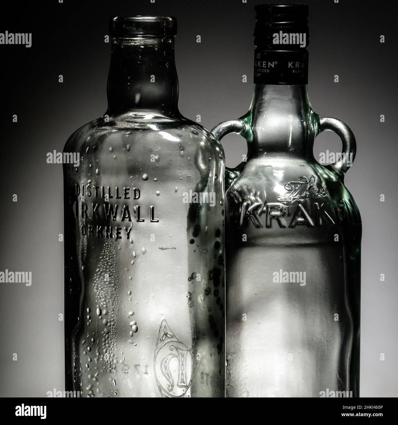 Bottiglie in vetro, campo chiaro e scuro Foto Stock