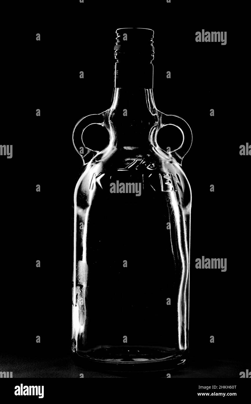 Bottiglie in vetro, campo chiaro e scuro Foto Stock