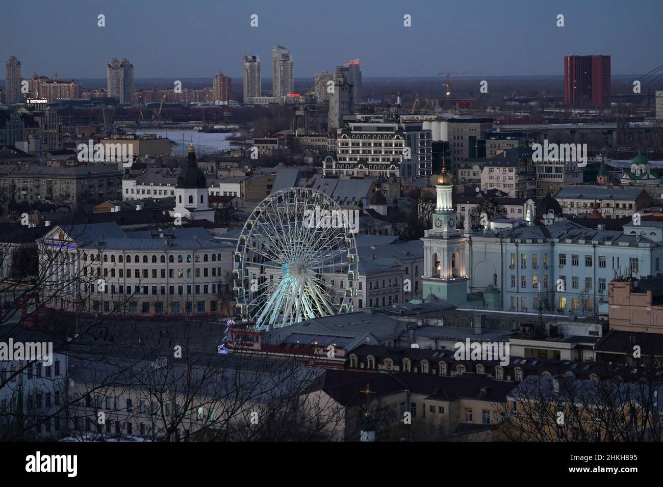 Kiev, Ucraina. 04th Feb 2022. Kiev, Ucraina. 4th Feb 2022. La ruota panoramica al tramonto a Kiev il 4 febbraio 2022 in Ucraina. (Credit Image: © Bryan Smith/ZUMA Press Wire) Credit: ZUMA Press, Inc./Alamy Live News Foto Stock